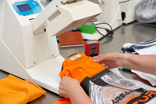 Ein Wäschestück wird zur Bearbeitung mit einem digitalen Strichcode versehen