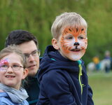 Kinder kommen im Gesicht geschminkt vom Kinderschminken