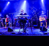 Die Band auf der Bühne bei einem Konzert