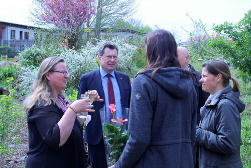 Eine Gruppe von Menschen steht im Gespräch beieinander