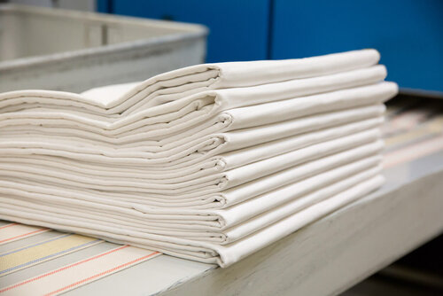 Ein Stapel zusammengelegter und gefalteter Handtücher