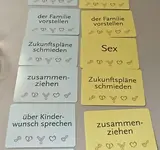 Eine Reihe von Karten mit Begriffen zum Thema Sexualität und Partnerschaft liegen nebeneinander