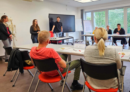 Teilnehmende beginnen Qualifizierung Pflegehelfer*in Wirtschaftsakademie Nord