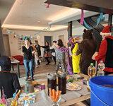 Eine Polonaise zieht durchs Haus