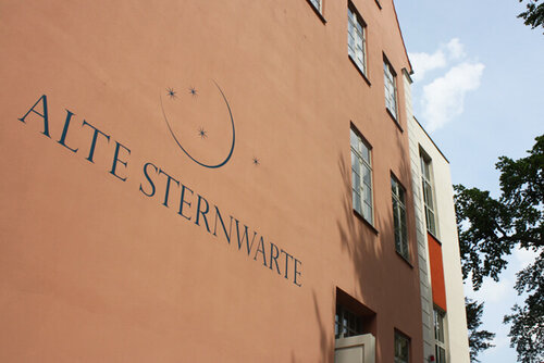 Eine Backsteinfassade auf der groß der Name Alte Sternwarte steht