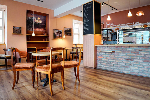 Innenraum von Gertrud mit Stühlen und Wirtstresen