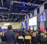 Eine große Halle mit vielen Menschen